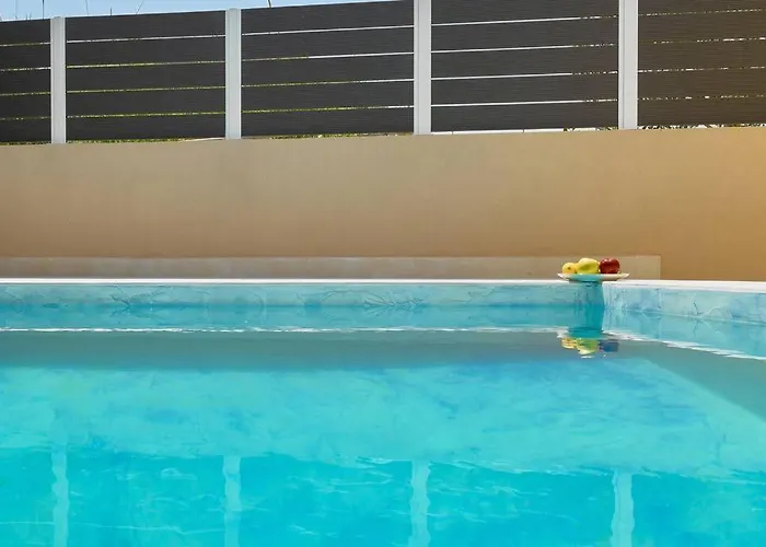 Beachside Apartment-pool-parking